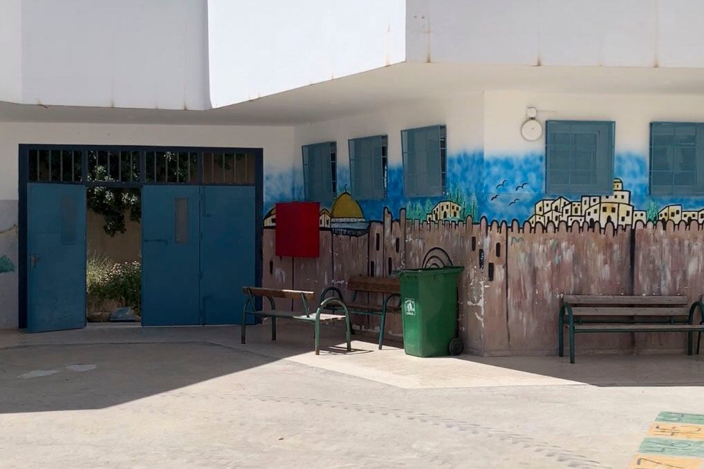 JERUSALÉN, 07/05/2025.- A pocos días de que se cumpla el plazo dado por las autoridades israelíes para clausurar las escuelas de la UNRWA (la agencia de la ONU para los refugiados palestinos) en Jerusalén Este, las madres del campamento de Shuafat se niegan a contemplar alternativas. "Creo que esta escuela es extraordinaria, es excepcional. Yo estudié en esta escuela y por eso traje a mi hija aquí", explica a EFE Anuar, una joven madre de 27 años junto a su hija de 8, Tagrid. EFE/ Jorge Dastis