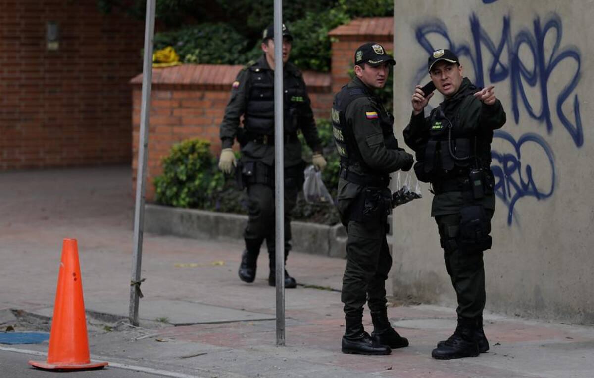 El paquete fue detonado de manera controlada, porque primeras versiones de la Policía, apuntaron a que se trataba de un explosivo.