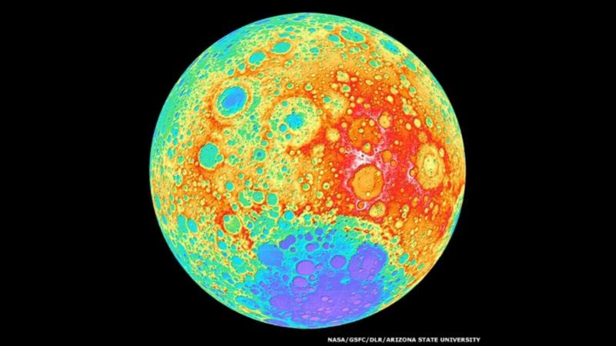 Aquí, los colores seleccionados artificialmente se han utilizado para revelar la altura del paisaje en los lados cercano y lejano de la Luna. Blanco, rojo y amarillo indican el terreno a más altura, mientras que el azul y púrpura muestran las zonas a menor nivel.