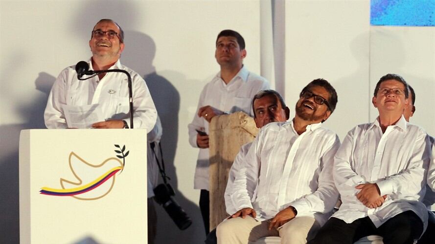 El máximo líder de las Fuerzas Armadas Revolucionarias de Colombia (Farc), Rodrigo Londoño Echeverry (i). Foto: Agencia EFE/Mauricio Dueñas