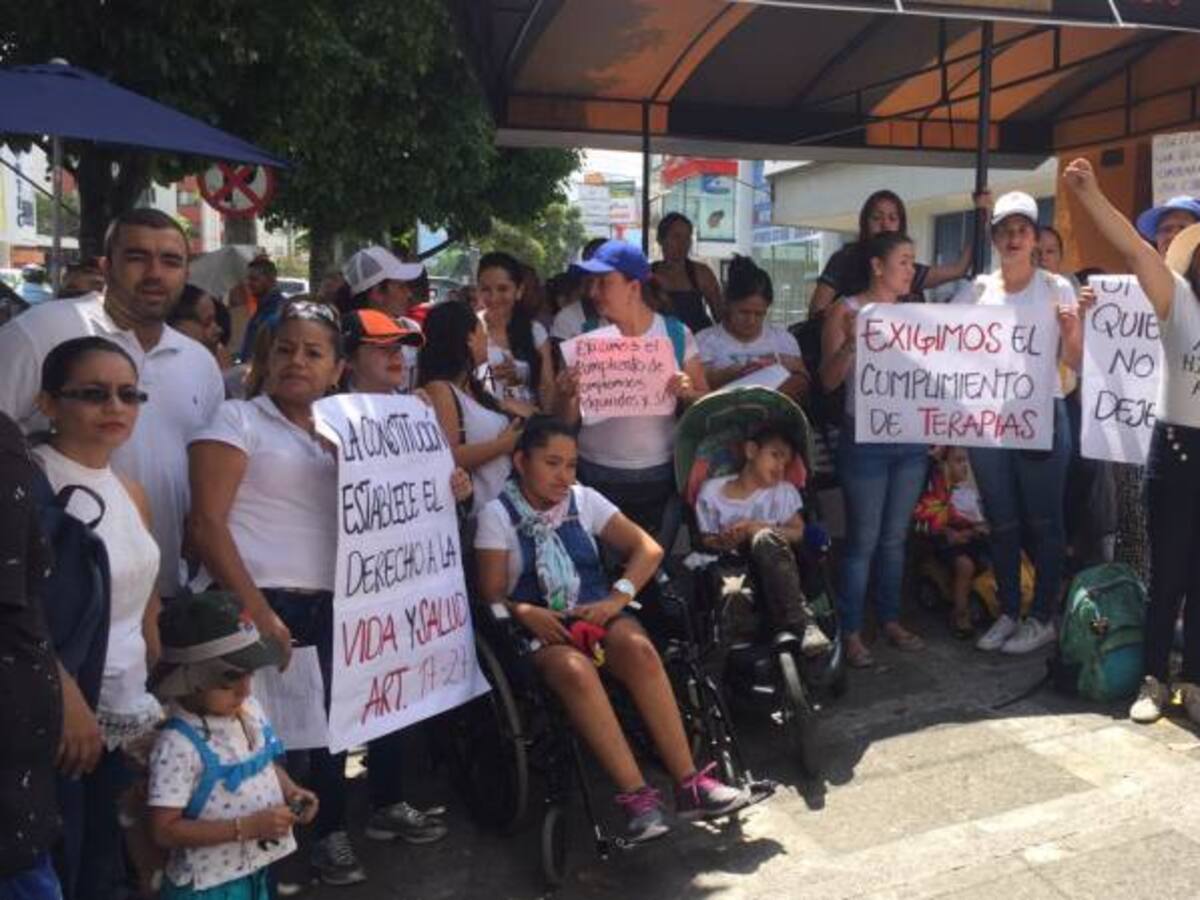Plantón en la S.O.S por incumplimientos de atención a menores con discapacidad
