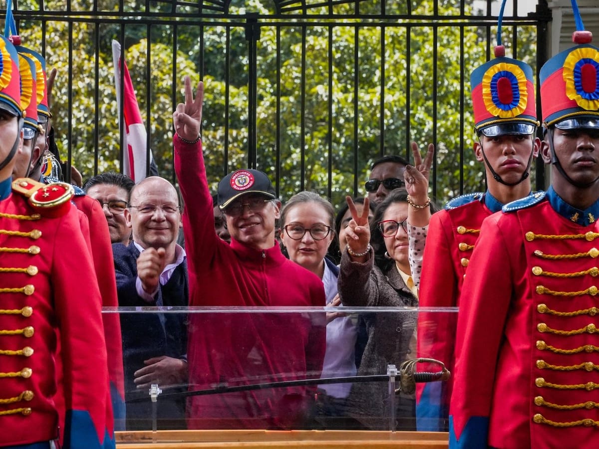 Espada del Libertador regresó a la Quinta de Bolívar, en medio de pullas de Petro a De la Espriella