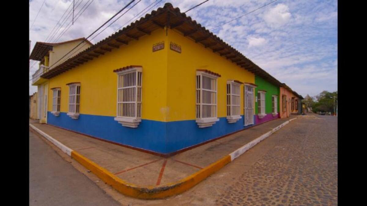 “Esta esquina pertenece al casco histórico de la época de la colonia. Las fachadas se pintas de colores y se mantienen decoradas para que los turistas conozcan esta hermoso pueblo de la zona norte costera del estado Anzoátegui, Venezuela”, nos cuenta Alfredo Ramírez