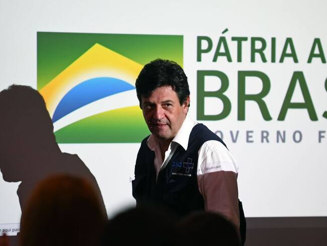 En medio de la crisis de Brasil, Bolsonaro destituye a su ministro de Salud