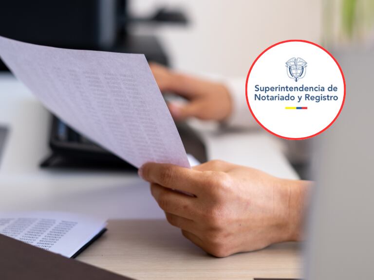 Logo de la Superintendencia de Notariado y Registro y al lado un oficinista revisando documentos  (Fotos vía Getty Images y COLPRENSA)
