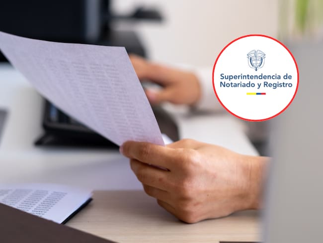 Logo de la Superintendencia de Notariado y Registro y al lado un oficinista revisando documentos (Fotos vía Getty Images y COLPRENSA)