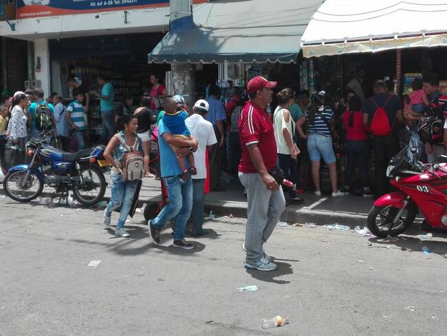Venezolanos comprando productos en Cúcuta