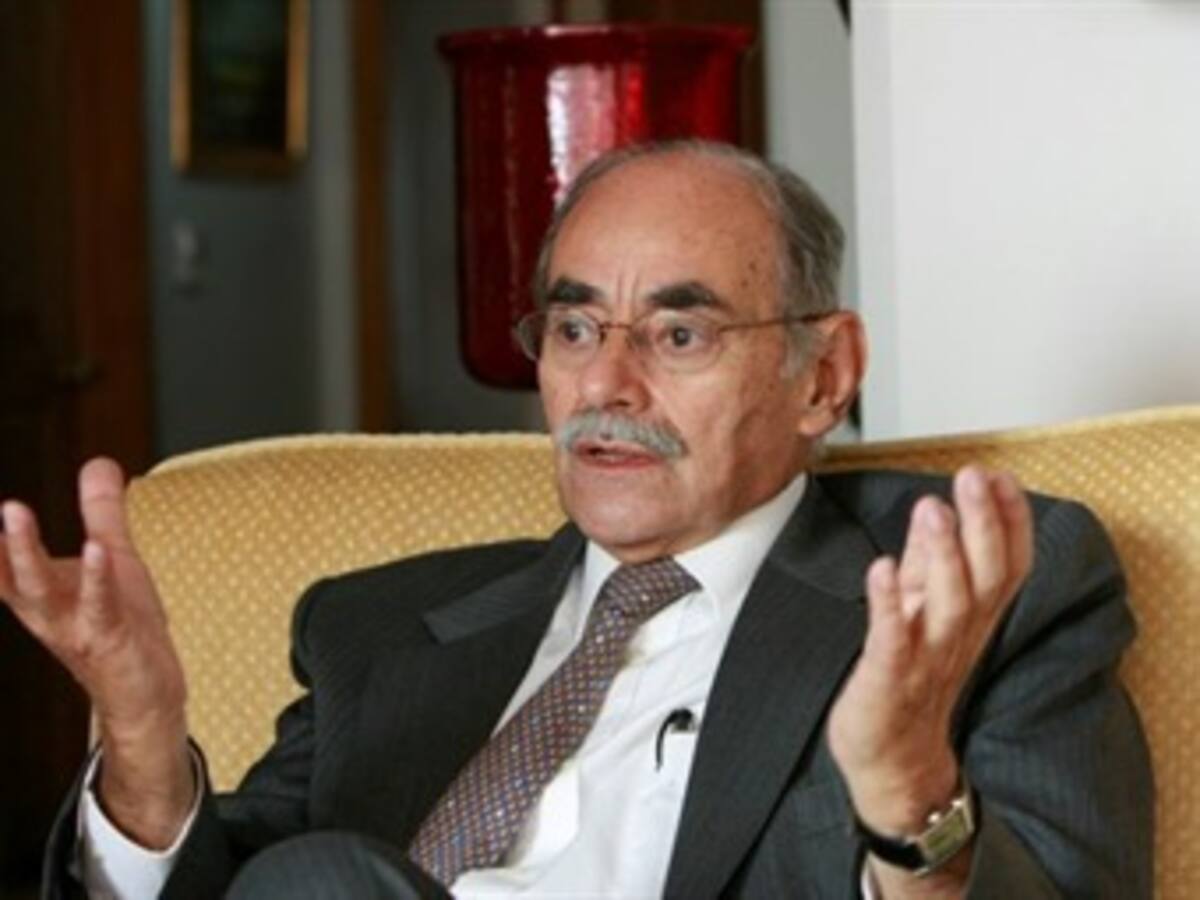 Dan de alta a Horacio Serpa después de ataque cardiaco