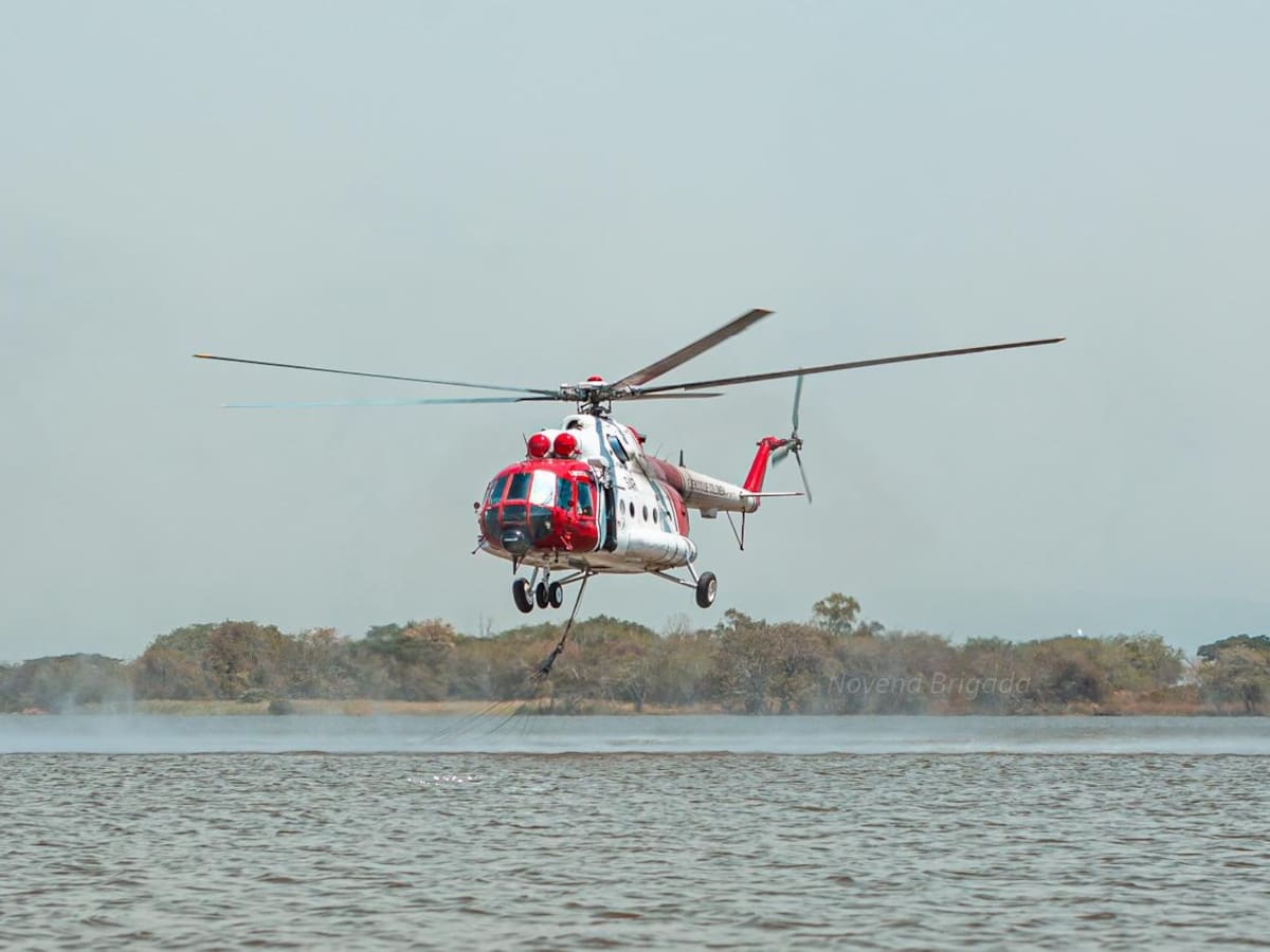 Ejército lidera operación aérea para sofocar incendios forestales en el Huila