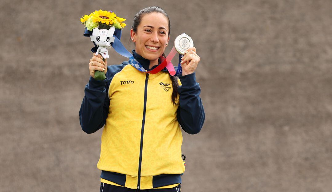 Mariana Pajón festeja en el podio con su medalla de plata.