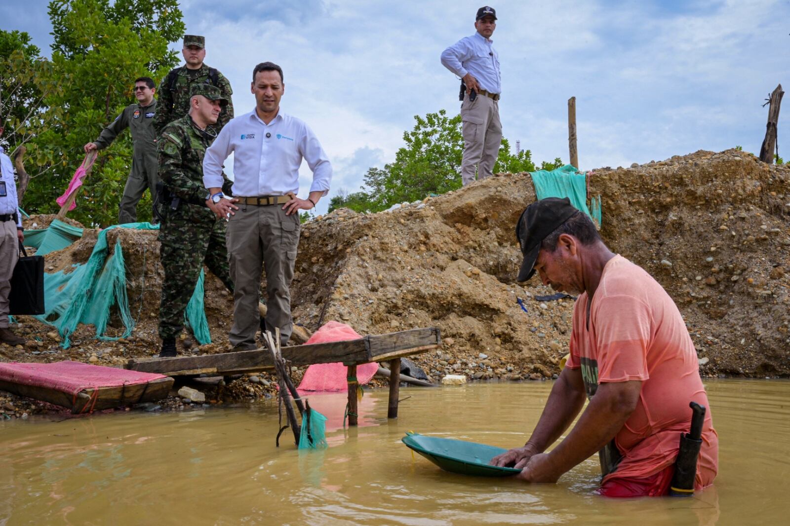 MinDefensa inspeccionó zona de minería ilegal ubicada junto a batallón del Ejército en Cáceres