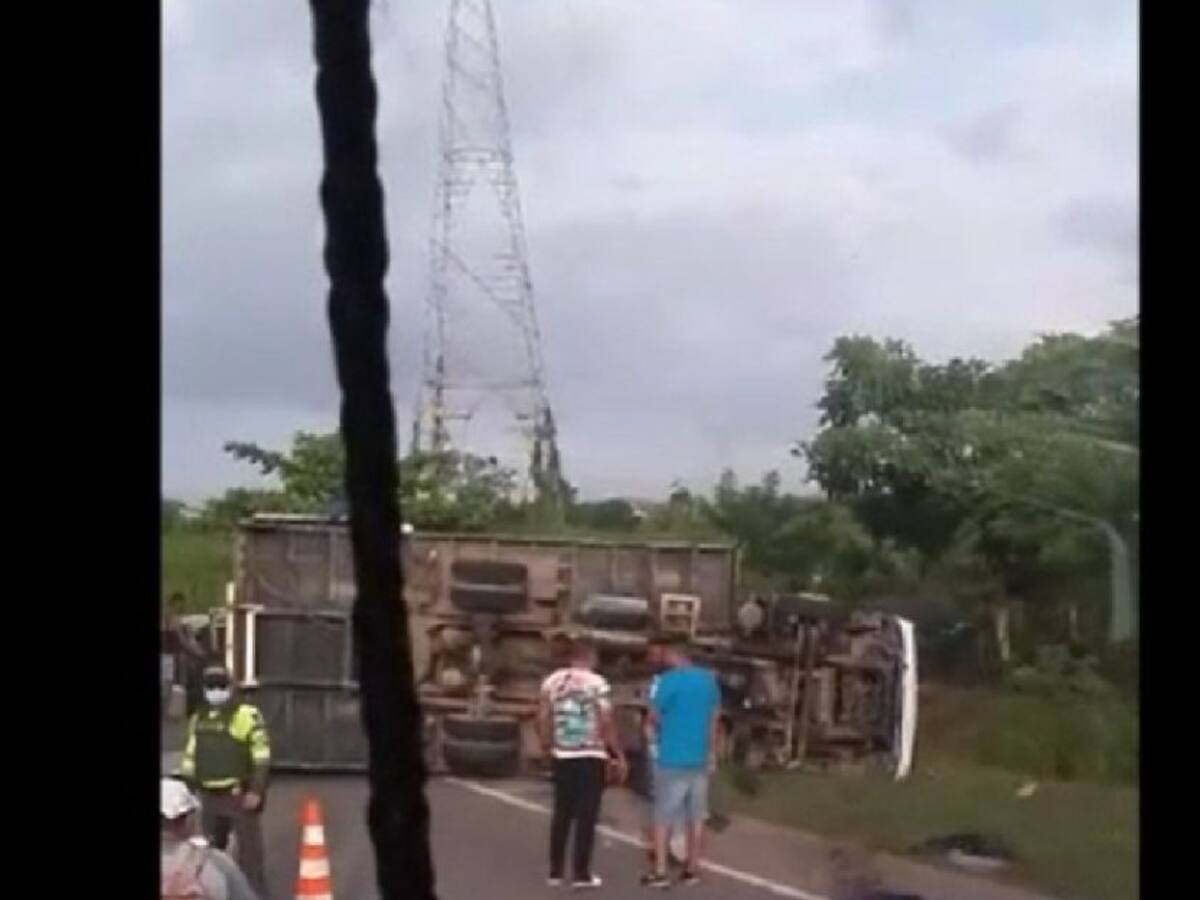 Camión que transportaba un ‘picó’ se accidentó en la variante