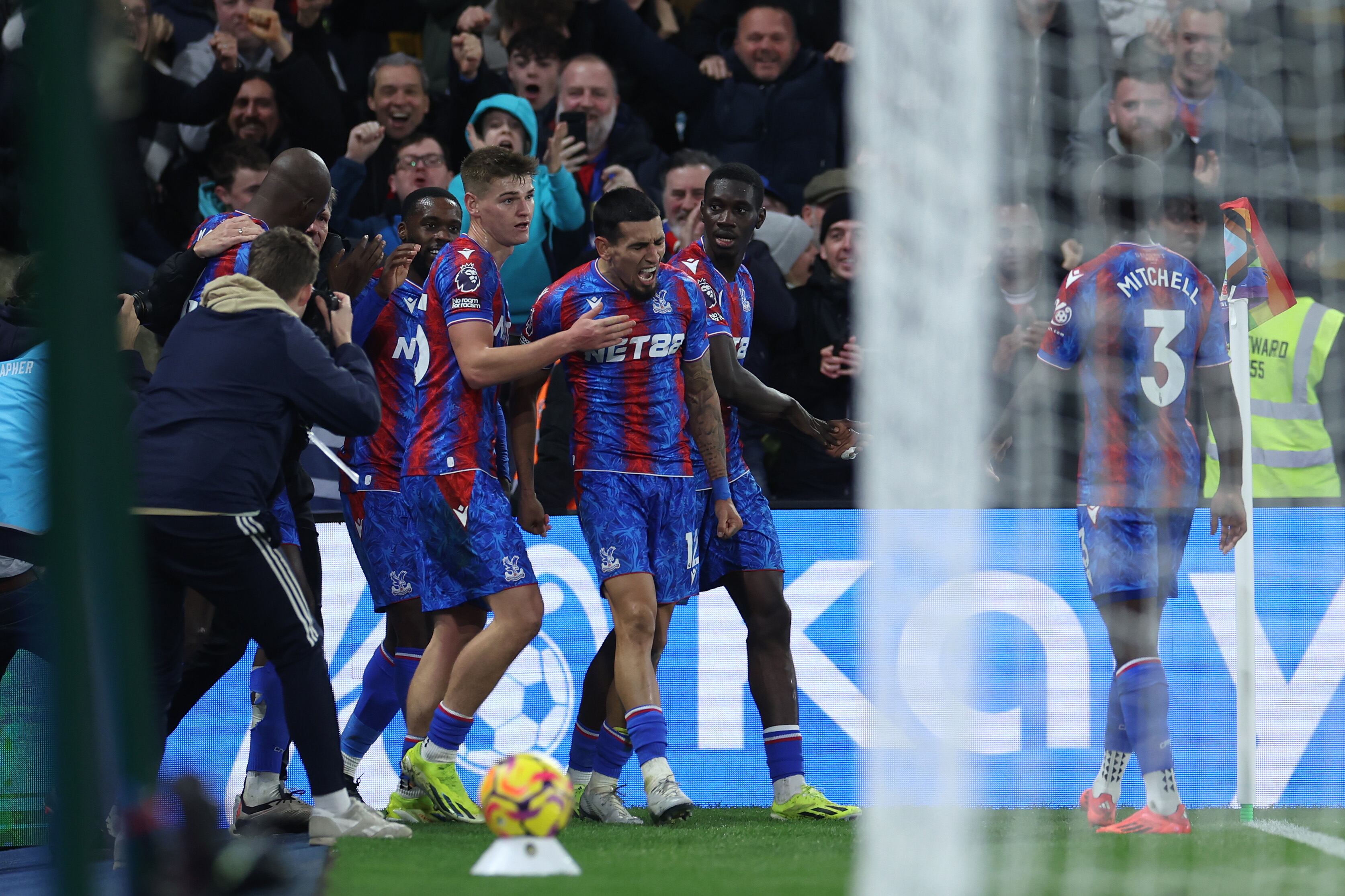 Daniel Muñoz le dio el empate al Crystal Palace en la Premier League. (Photo by Eddie Keogh/Getty Images)