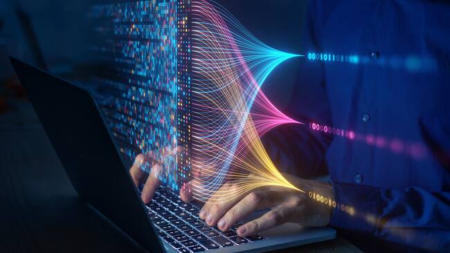 Persona alalizando datos a través de un computador (Foto vía Getty Images)