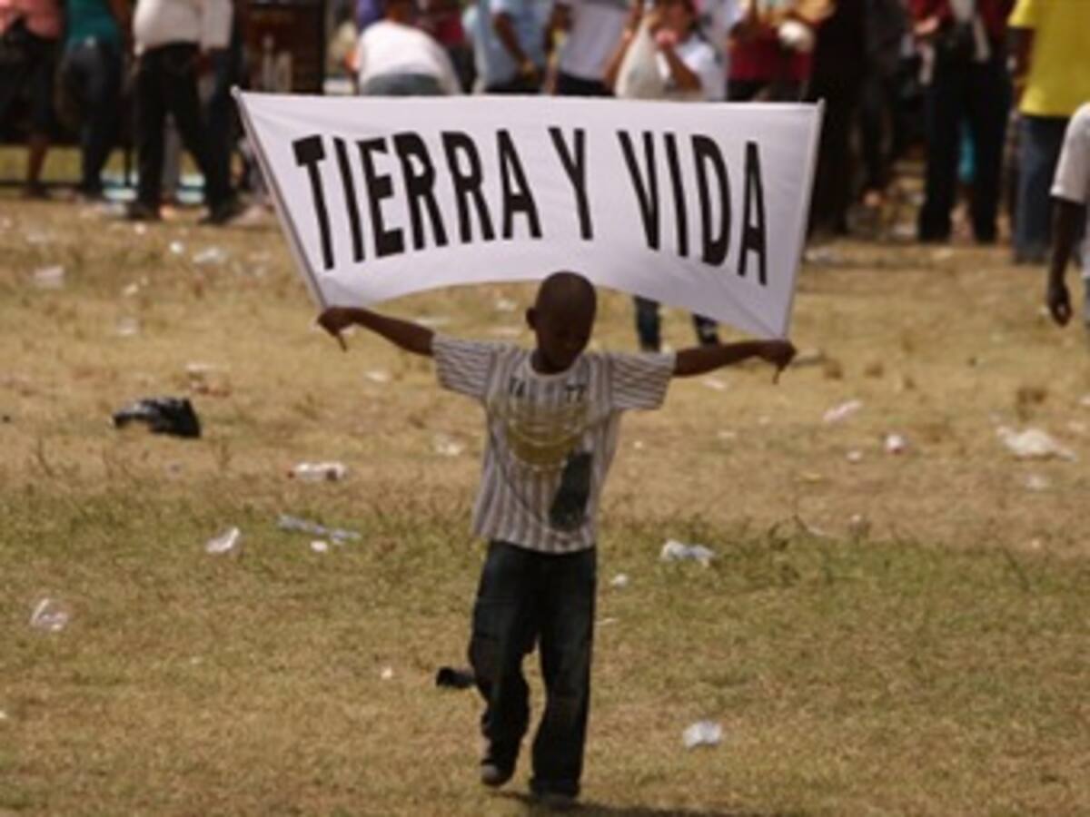 Santos lamenta suicidio de líder de restitución de tierras