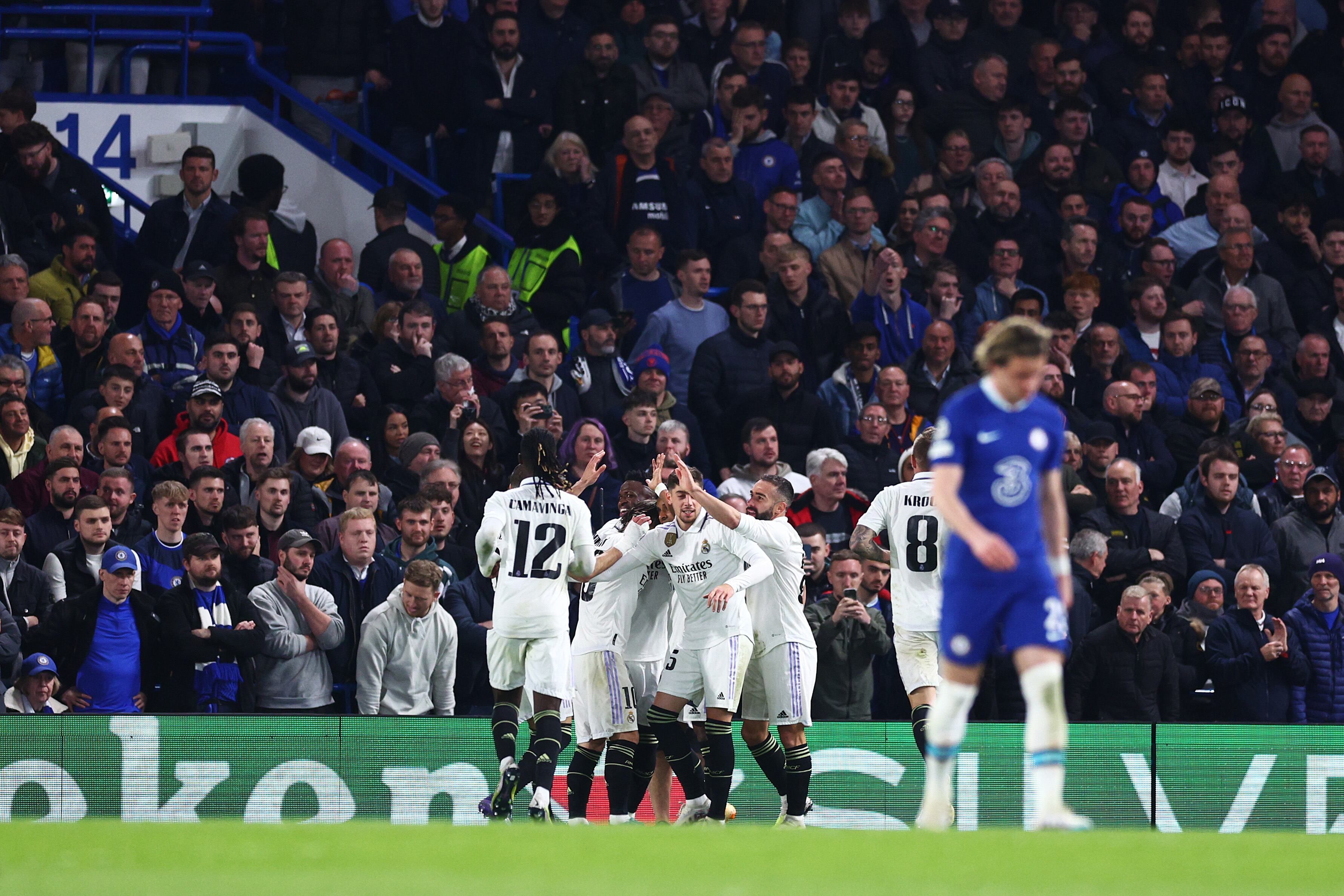 Jugadores del Real Madrid celebrando el gol de Rodrygo en Stamford Bridge. (Photo by Clive Rose/Getty Images)