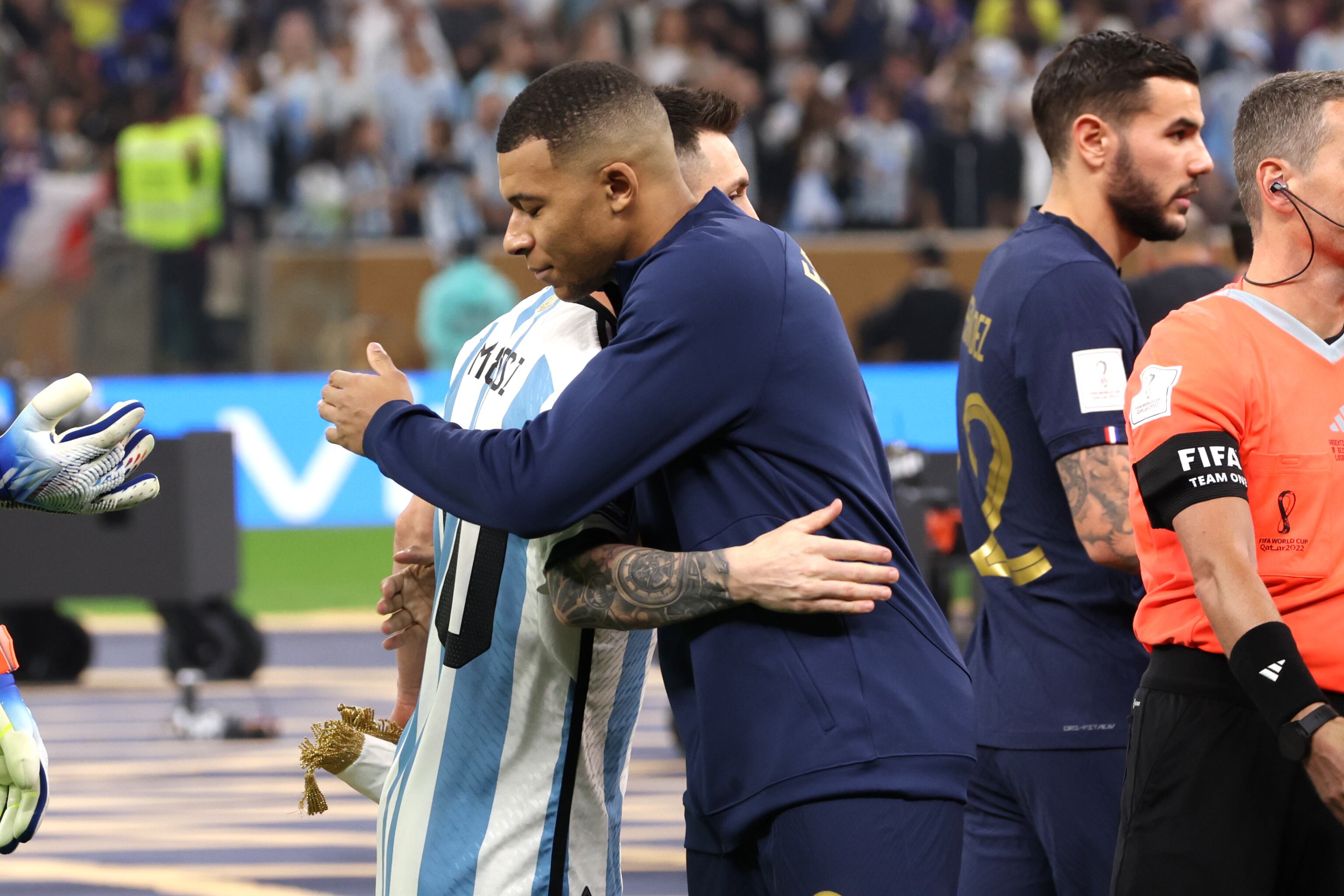 Messi y Mbappé se saludan en la previa de la final del Mundial. (Photo by Clive Brunskill/Getty Images)