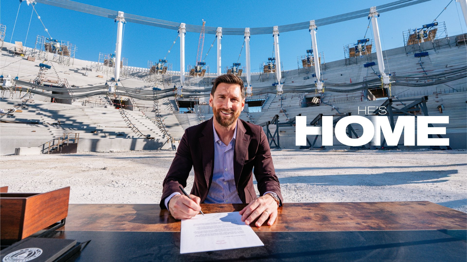 Lionel Messi firmando su nuevo contrato con el Inter Miami desde el nuevo estadio del equipo / Twitter: @InterMiamiCF.