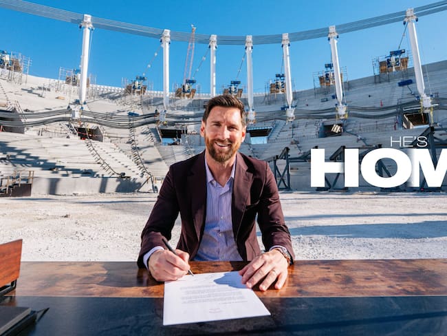 Lionel Messi firmando su nuevo contrato con el Inter Miami desde el nuevo estadio del equipo / Twitter: @InterMiamiCF.