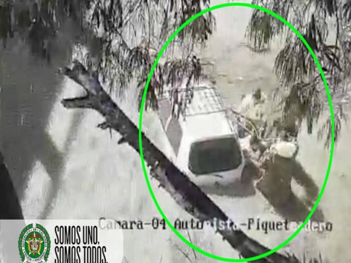 La policía rescató a dos personas atrapadas en su carro en una vía inundada