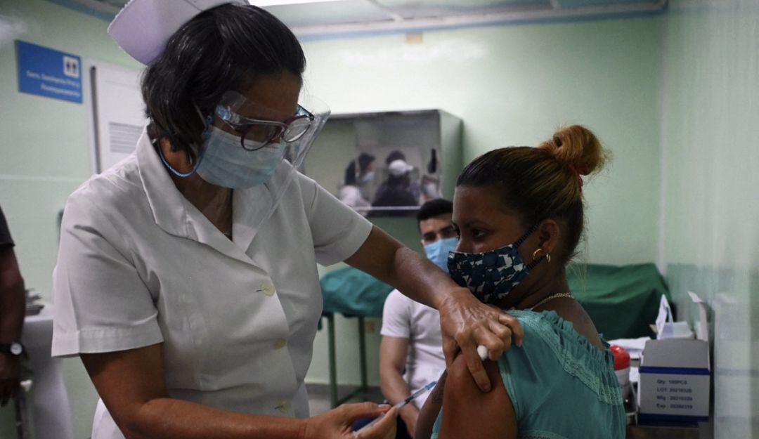 Aplicación de vacunas desarrolladas localmente en personal médico cubano.
