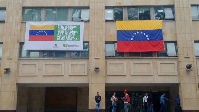 Alcaldía de Bucaramanga izó bandera de Venezuela. Foto: Alejandra Rodríguez ( W Radio)