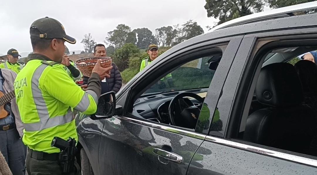 EL capitán Jonny González, comandante de la Policía de Carreteras de Boyacá recibió a los turistas en la entrada a samacá con caladitos y aguadepanela / Foto: Caracol Radio.