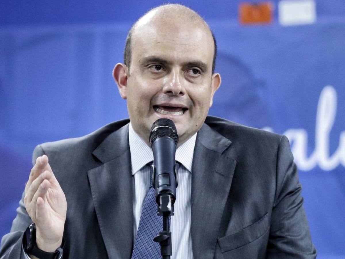 “Clave empezar a hablar de esto con naturalidad”: exministro con COVID-19