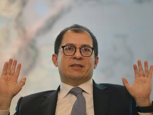 Archivan caso contra fiscal Francisco Barbosa por presunta participación en política