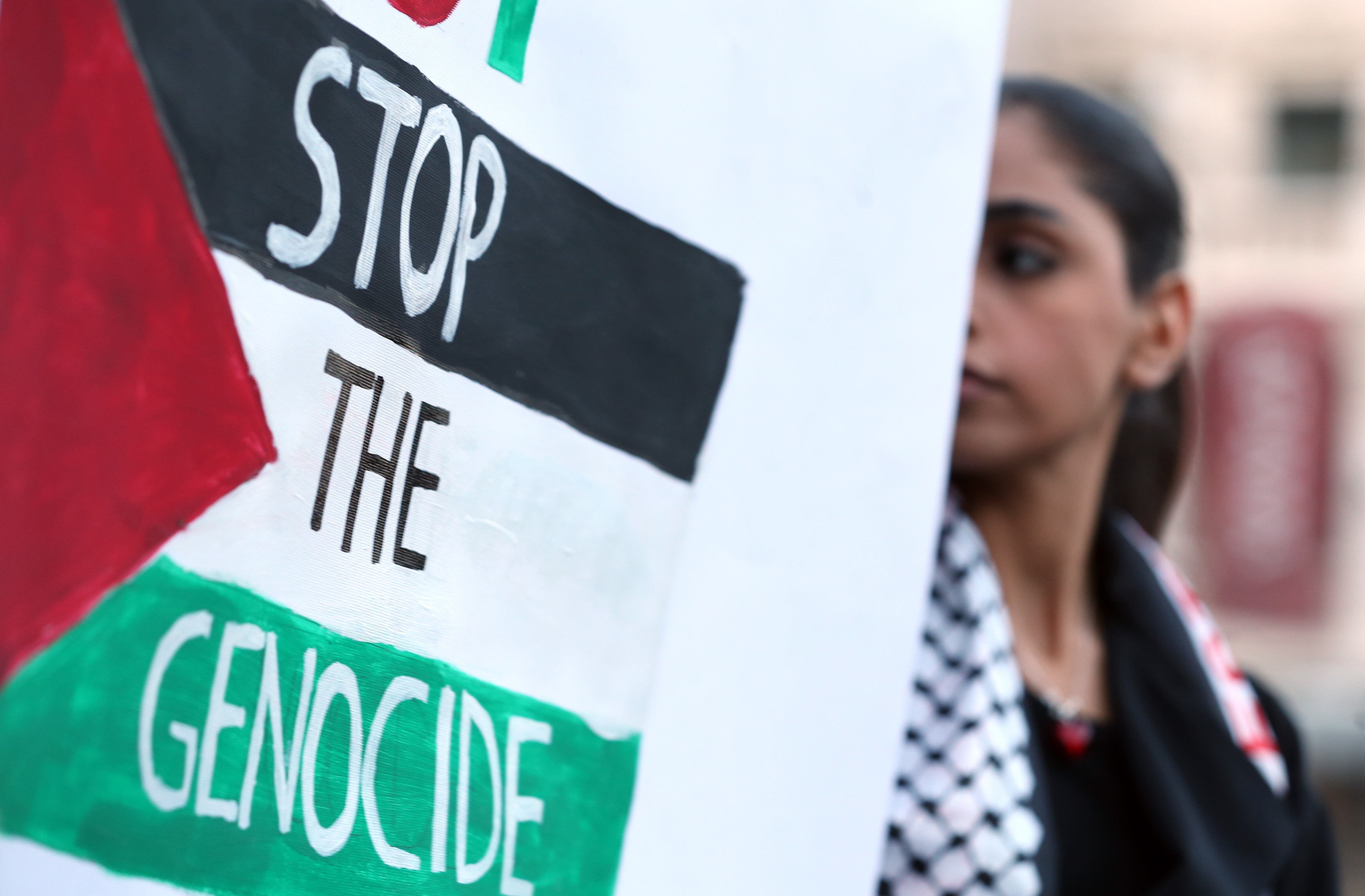 Belgrade (Serbia), 12/11/2023.- A woman holds a banner reading 'Stop the genocide' during a rally of support for Palestinian people in Belgrade, Serbia, 12 November 2023. Thousands of Israelis and Palestinians have died since the militant group Hamas launched an unprecedented attack on Israel from the Gaza Strip on 07 October 2023 and the Israeli strikes on the Palestinian enclave that followed it. (Protestas, Belgrado) EFE/EPA/ANDREJ CUKIC