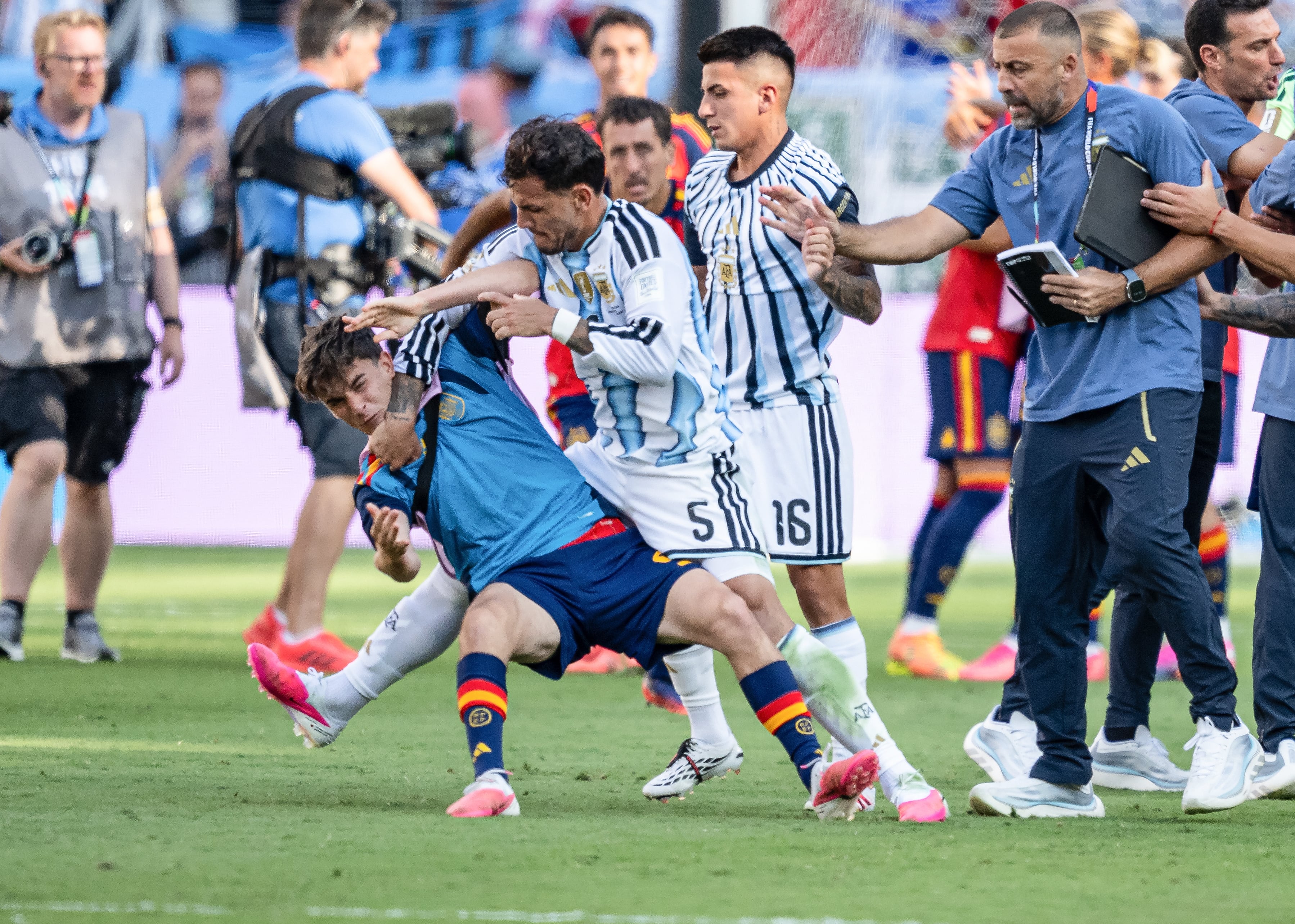 FIFA castiga severamente a Argentina y a Leandro Paredes por agresión en la final del Mundial 2026. (Photo by Marvin Ibo Guengoer - GES Sportfoto/Getty Images)