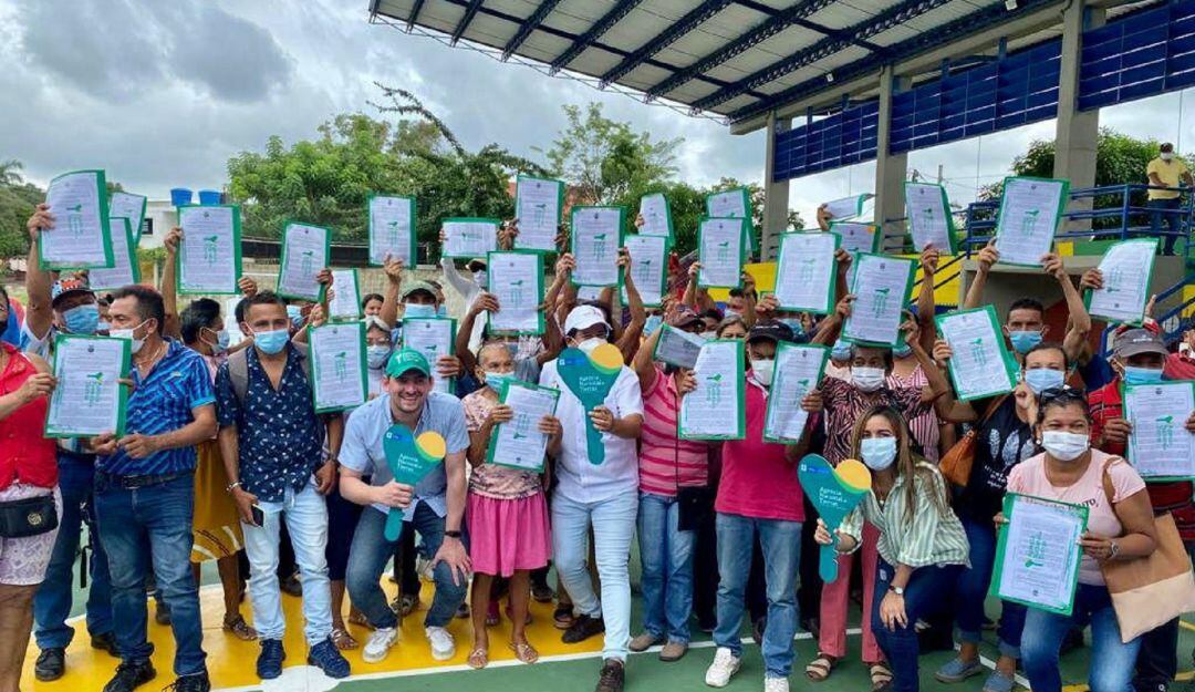 Entregan títulos de propiedad a campesinos y otros para educación en Morroa