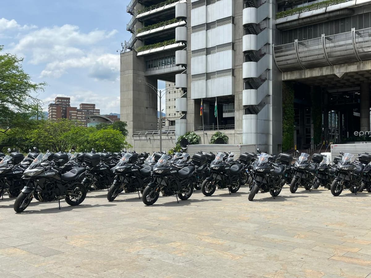 Medellín entrega 52 motos de alto cilindraje y crea la primera unidad militar motorizada del país