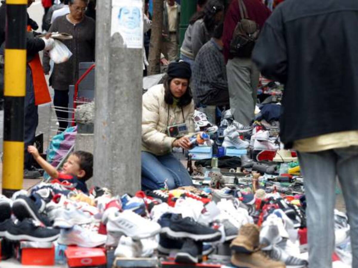 Hasta $18 millones les cobran a vendedores informales por trabajar en espacio público