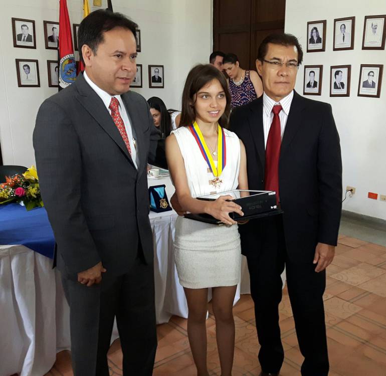 Condecoración a Institución educativa Francisco Fernández de Contreras y mejor bachiller
