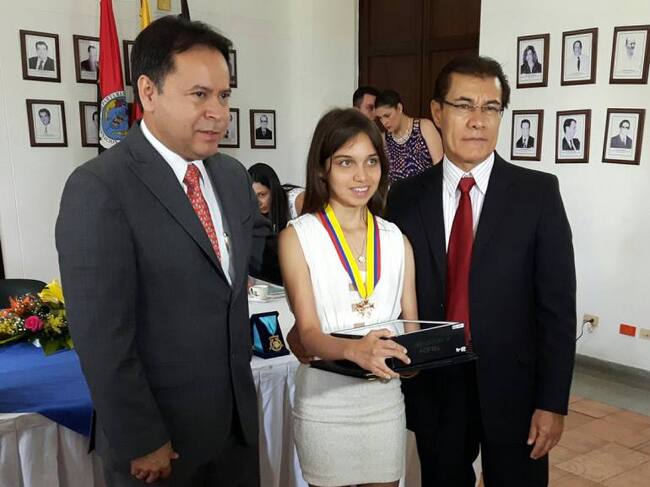 Condecoración a Institución educativa Francisco Fernández de Contreras y mejor bachiller