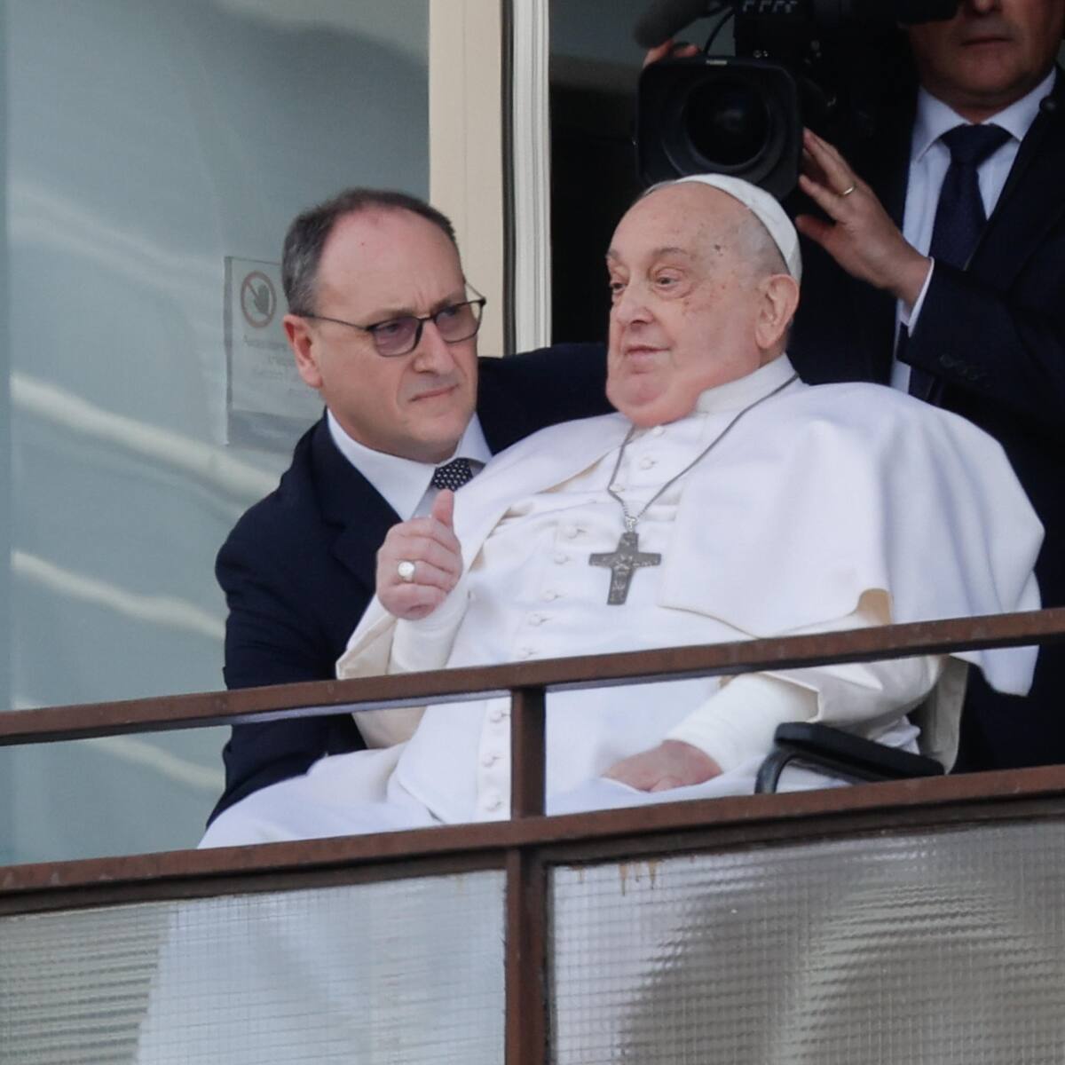 Papa Francisco reaparece en público y deja el hospital tras 38 días internado