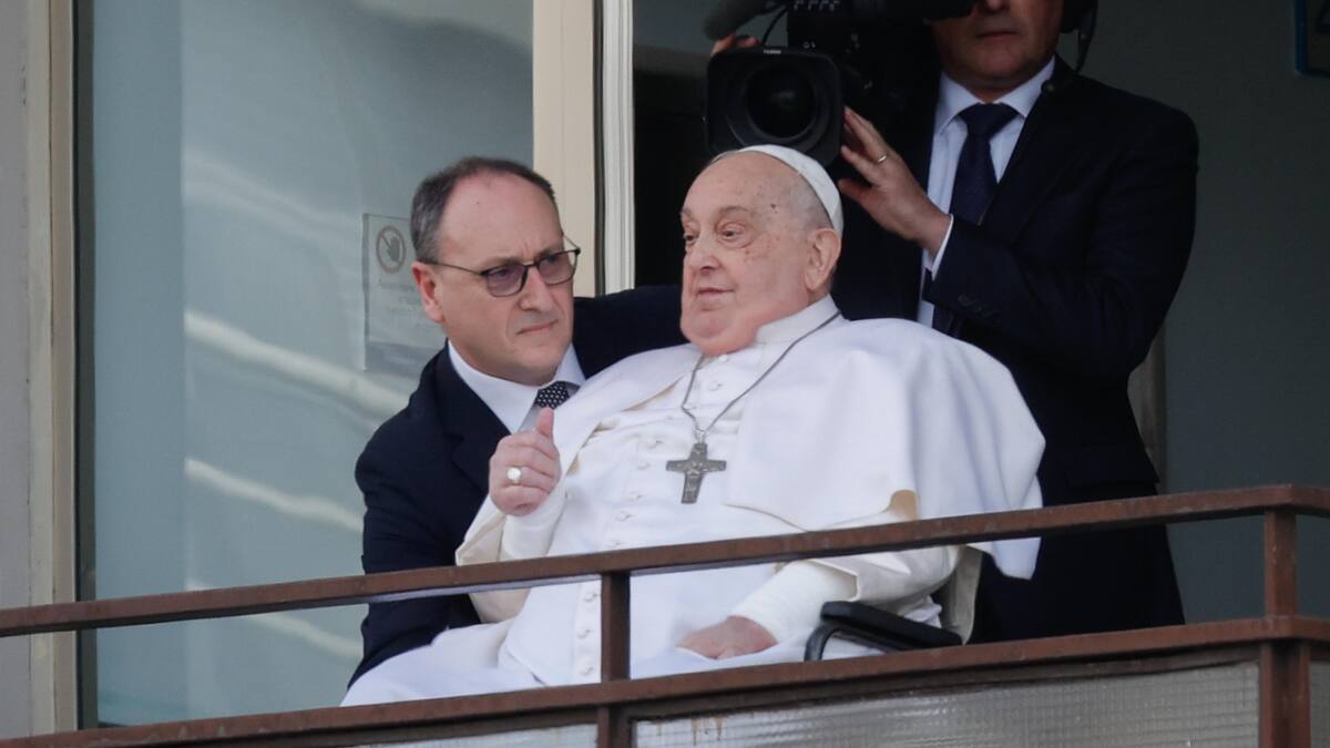 Papa Francisco reaparece en público y deja el hospital tras 38 días internado