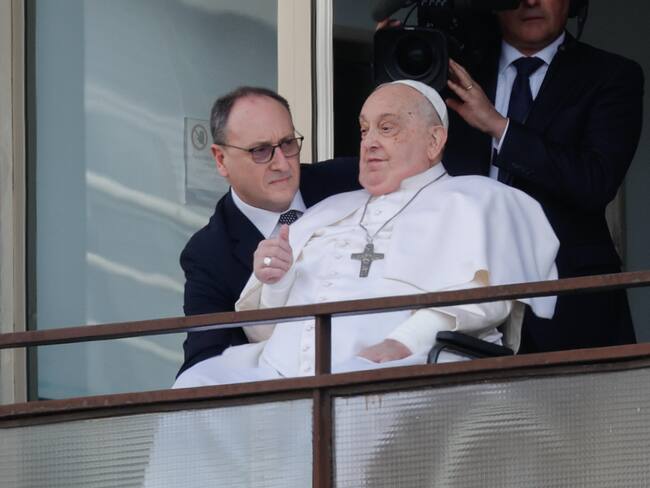 Rome (Italy), 23/03/2025.- Pope Francis (C) greets and blesses the faithful from the balcony of the Gemelli hospital where has been hospitalized, in Rome, Italy, 23 March 2025. Pope Francis will be discharged on 23 March with a prescription for at least two months of convalescence after spending more than five weeks in the hospital for bilateral pneumonia. (Papa, Italia, Roma) EFE/EPA/GIUSEPPE LAMI