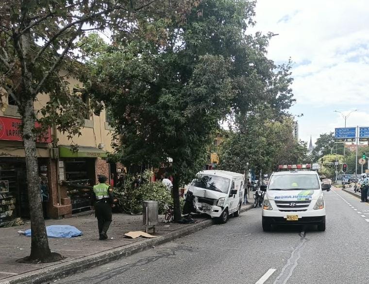 Siniestro vial en la avenida Santander en Manizales, donde una mujer murió al ser atropellada por el vehículo de servicio público. Foto suministrada.