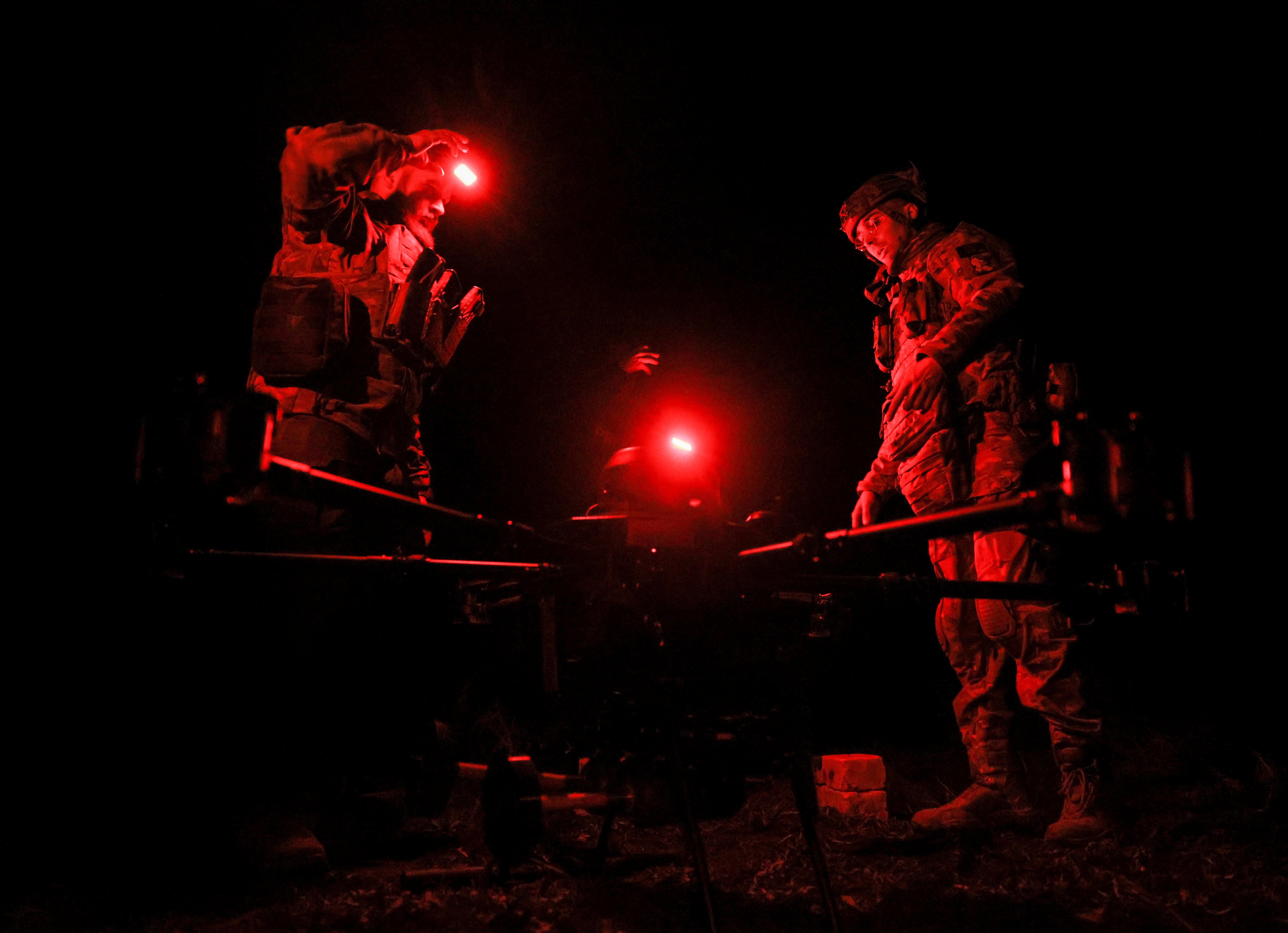 Undisclosed (Ukraine), 01/04/2025.- A handout photo made available by the press service of the 24th Mechanized Brigade of the Ukrainian Armed Forces shows servicemen of the 2nd Mechanized Battalion of the 24th Mechanized Brigade named after King Danylo, operating a night drone at an undisclosed location near the Chasiv Yar frontline, Donetsk region, eastern Ukraine, 31 March 2025 (issued on 01 April 2025), amid the Russian invasion. (Rusia, Ucrania) EFE/EPA/24TH MECHANIZED BRIGADE PRESS SERVICE HANDOUT HANDOUT EDITORIAL USE ONLY/NO SALES
