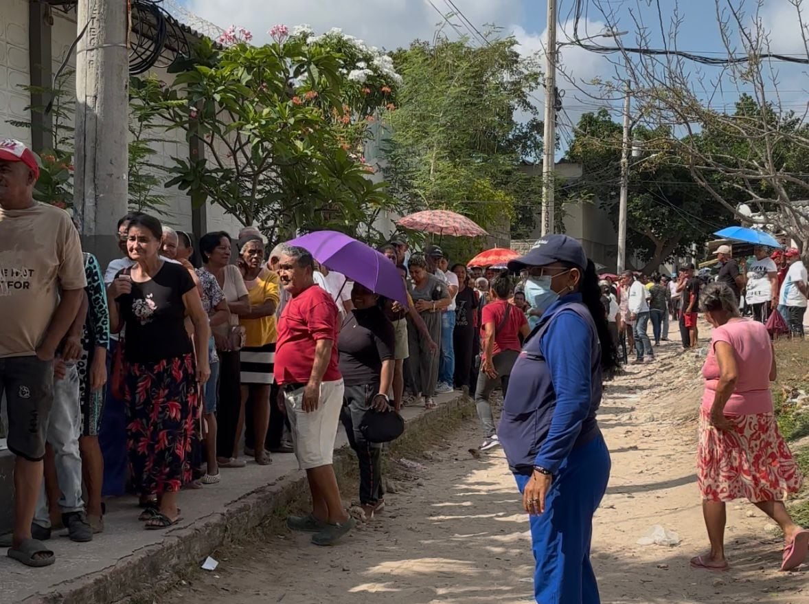 Larga fila en la entrega del subsidio. Foto: Caracol Radio.