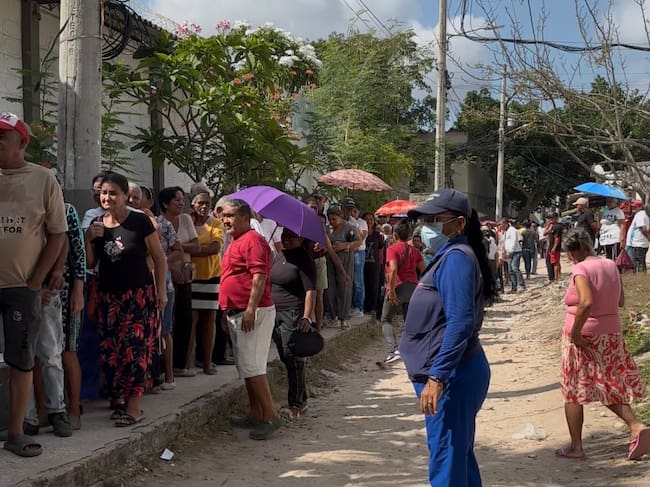Larga fila en la entrega del subsidio. Foto: Caracol Radio.
