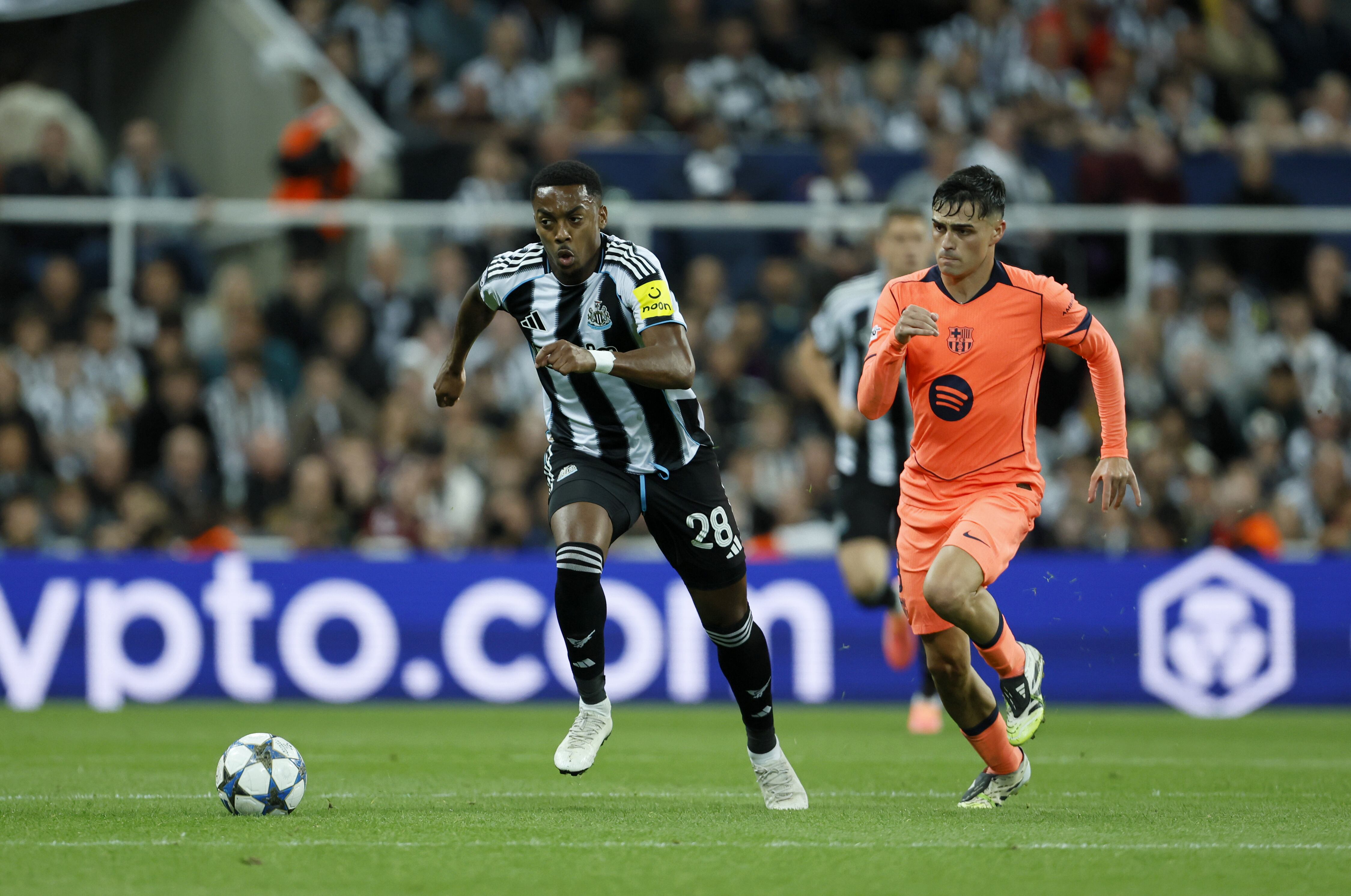 Joe Willock del Newcastle United, y Pedri, del Barcelona, ​​disputan el balón en St. James' Park, Newcastle. (Foto de Richard Sellers/PA Images vía Getty Images)