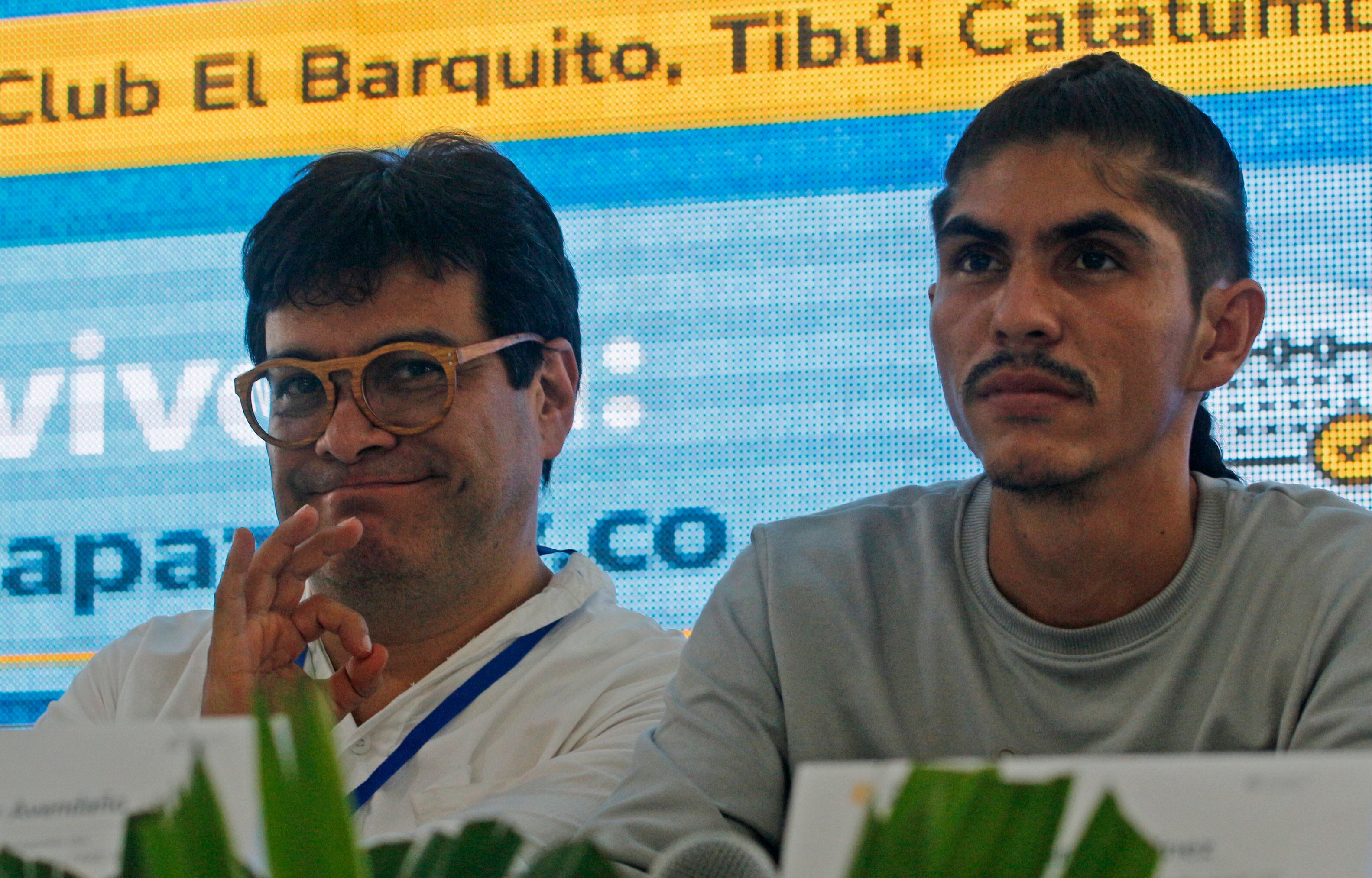 AME7893. TIBÚ (COLOMBIA), 16/10/2023.- El alto comisionado para la Paz de Colombia, Danilo Rueda (i) y el vocero de la delegación del Estado Mayor Central de FARC, Andrey Avendaño (d), participan hoy junto a otros representantes en la instalación de la mesa de diálogos de paz en Tibú, Norte de Santander (Colombia). El Gobierno colombiano y el Estado Mayor Central (EMC), principal disidencia de las antiguas FARC, instalaron este lunes una mesa de diálogos de paz con la firma de un cese al fuego bilateral y el nombramiento de los delegados que intentarán llegar a un acuerdo para poner fin al conflicto armado. EFE/ Mario Caicedo