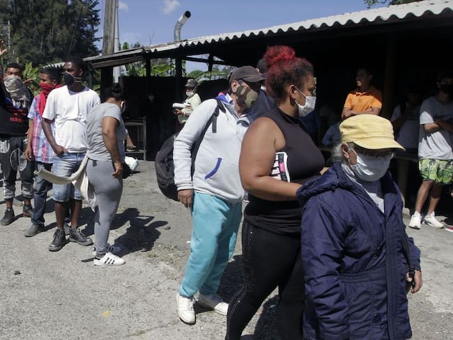 Línea de espera en Medellín, Antioquia, para recibir ayudas alimentarias ante la falta de ingresos para costear la comida para sus hogares. 