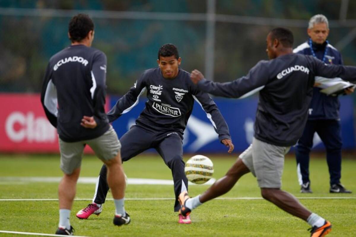 Los jugadores de la selección de fútbol de Ecuador  participan en un entrenamiento, en la Casa de la Selección en Quito (Ecuador).