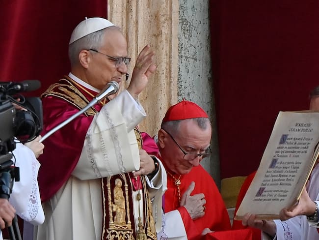 VATICAN CITY (Vatican City State (Holy See)), 08/05/2025.- Newly elected Pope Leo XIV, Cardinal Robert Francis Prevost from the USA, delivers the Urbi et Orbi address from the central loggia of Saint Peter's Basilica, Vatican City, 08 May 2025. (Papa, Cardenal) EFE/EPA/RICCARDO ANTIMIANI