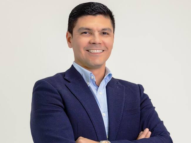 En el ecosistema empresarial de Latinoamérica, hay un patrón que se repite en voz baja: dueños exhaustos, atrapados en la operación, sosteniendo con las manos un negocio que depende por completo de ellos