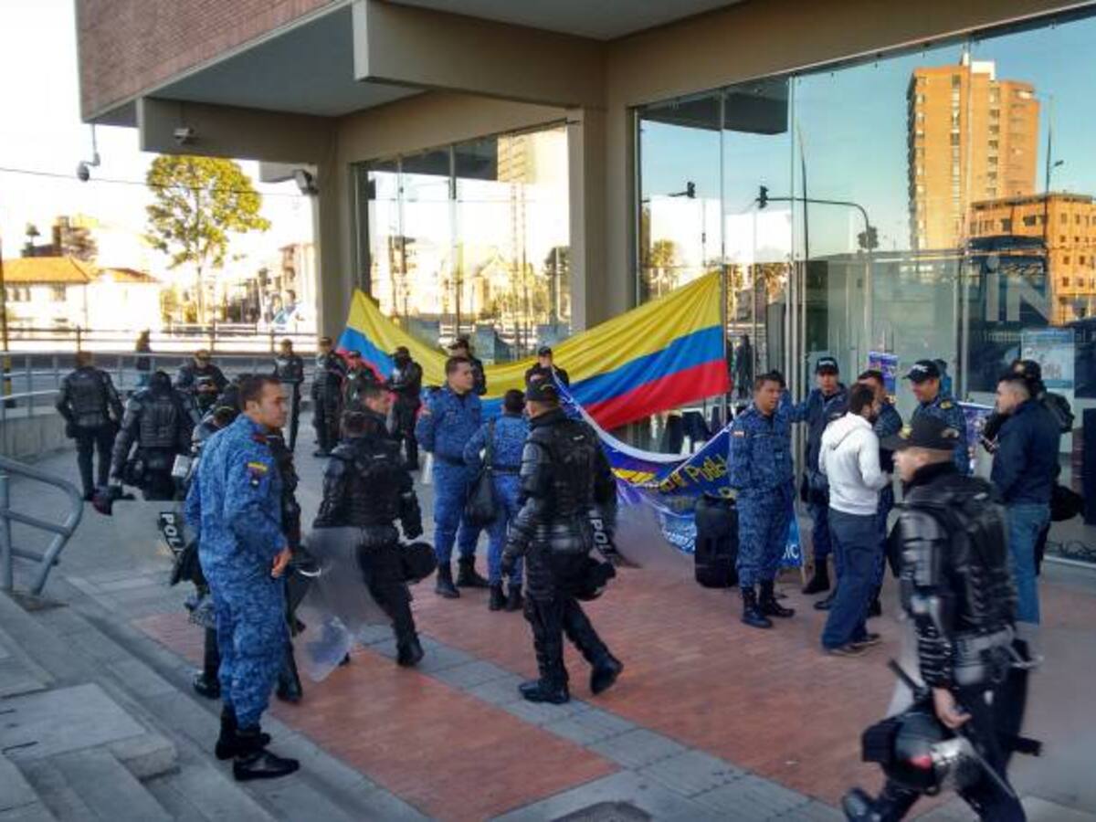 Guardias del Inpec inician protestas por atentado a vehículo en el Meta